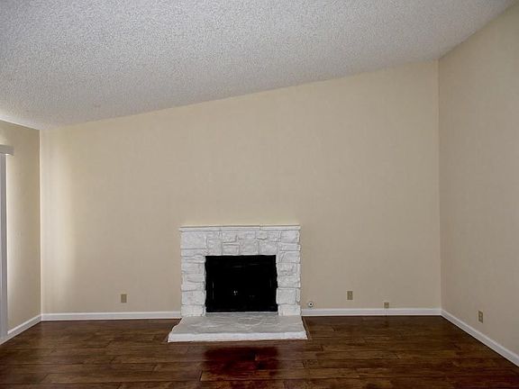 4th image of 285 Evelyn Cir