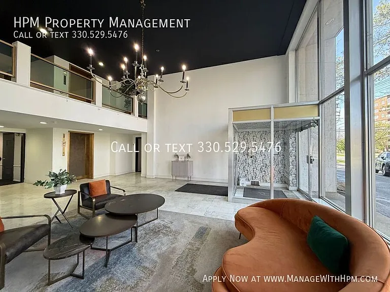 Aristocrat Apartments — Photo 2