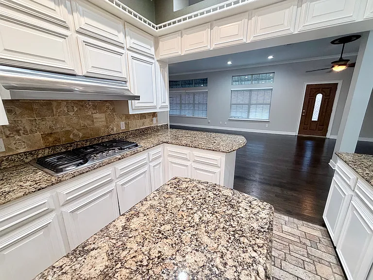 908 McCoy Dr — Photo 6