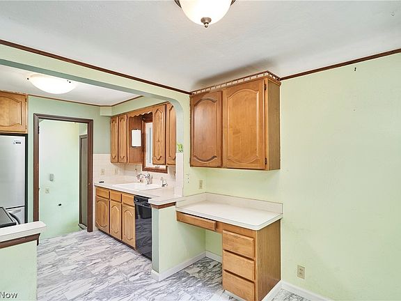 4th image of 6876 Greenleaf Ave