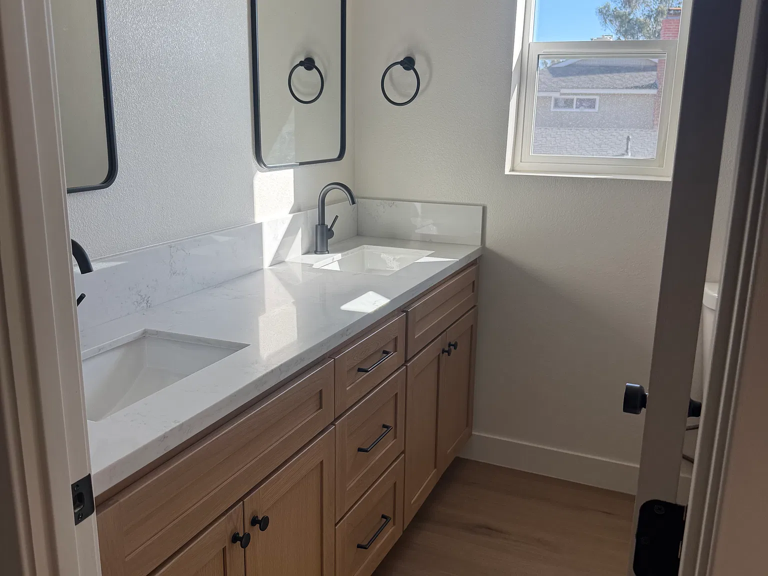5 bed, 2449 sqft, $1,000 — Photo 3