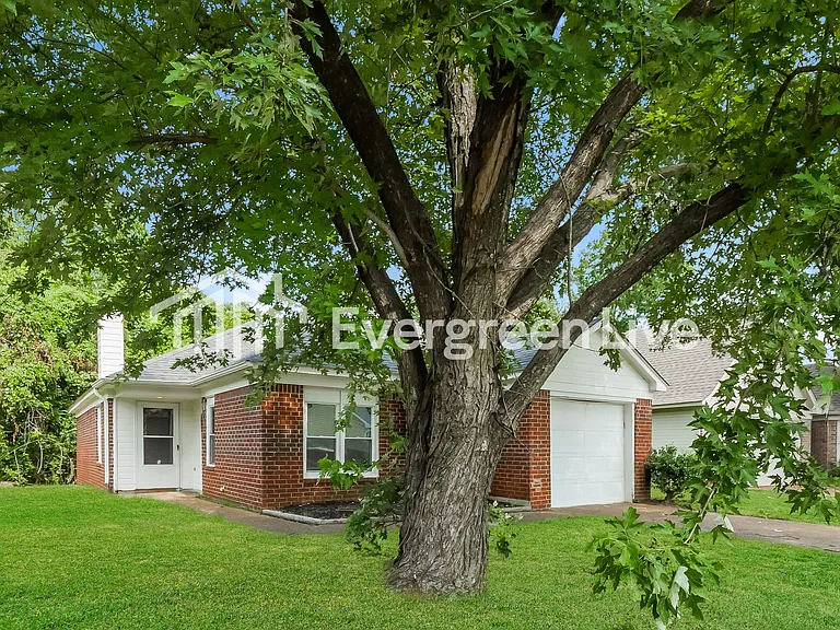 2677 Bay Pointe Cir N — Photo 2