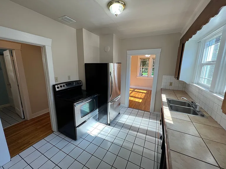 1423 N Howard St — Photo 6