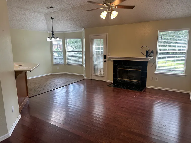 124 River Oaks Dr — Photo 2