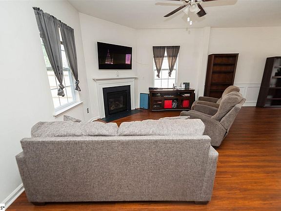 5th image of 225 Elmhaven Dr