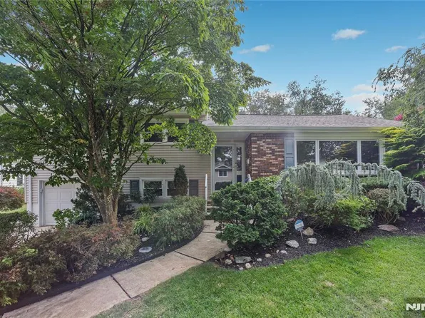 218 Mayfair Rd, Paramus, NJ 07652
