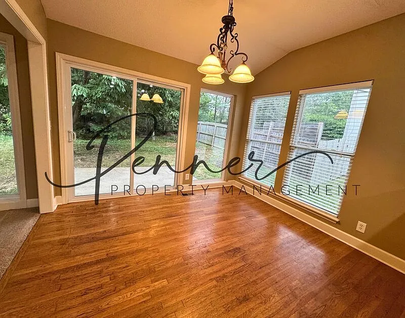 3 bed, 3.0 bath, 2301 sqft, $2,050 — Photo 3