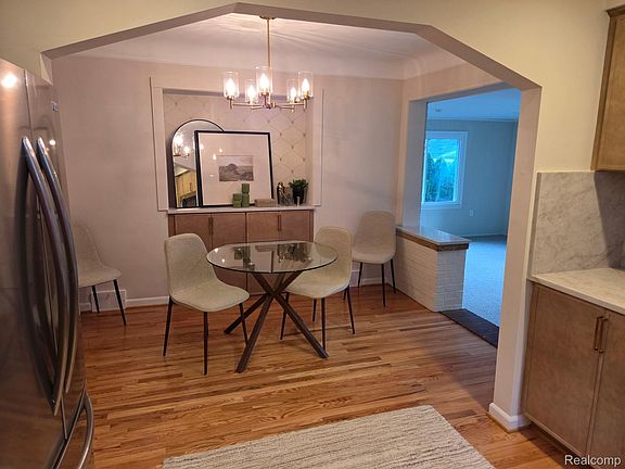 5th image of 277 Beaupre Ave