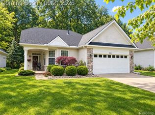 3510 Riverside Dr, Auburn Hills, MI 48326