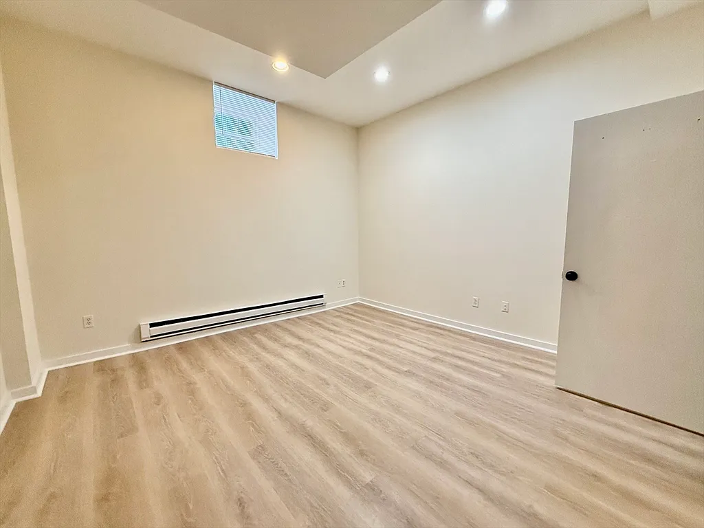 3 bed, 1.0 bath, 850 sqft, $5,299 — Photo 3
