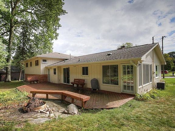 3rd image of 805 Hillcrest Ave