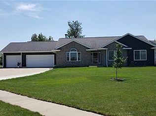 1708 Arnold Palmer Ln, Elk Point, SD 57025
