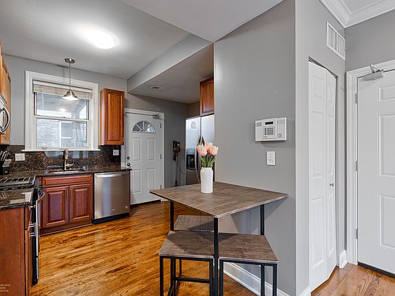 4th image of 3751 W Byron St #1