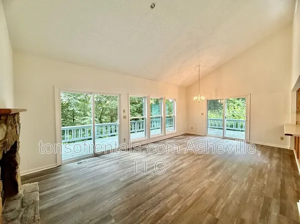 327 Winding Way Ln, Hendersonville, NC 28792