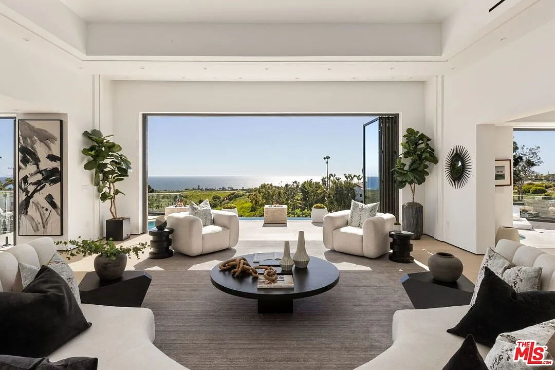 6 bed, 9.0 bath, 9351 sqft, $50,000 — Photo 3