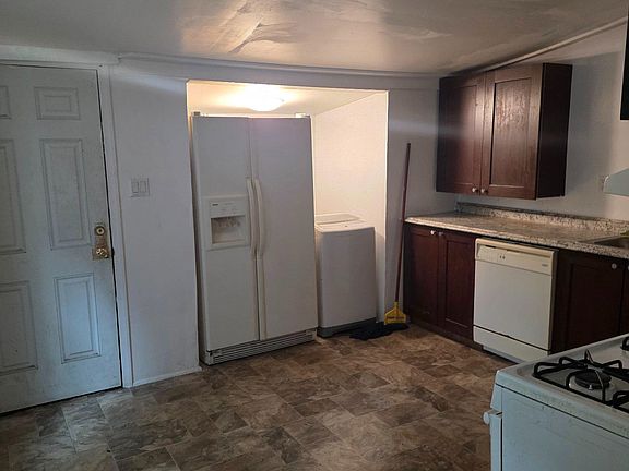 5th image of 104 Thompson St