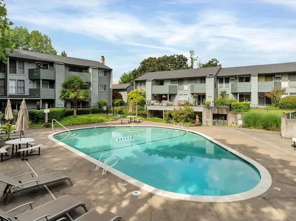 8715 SW Brightfield Cir, Portland, OR 97223