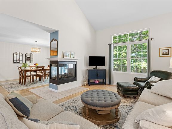 5th image of 42 Edward Dr #42