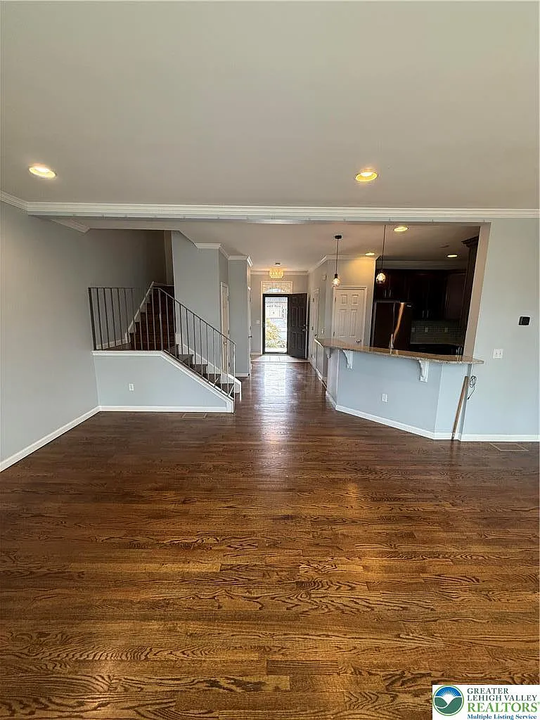 3 bed, 2.5 bath, 2297 sqft, $2,750 — Photo 4
