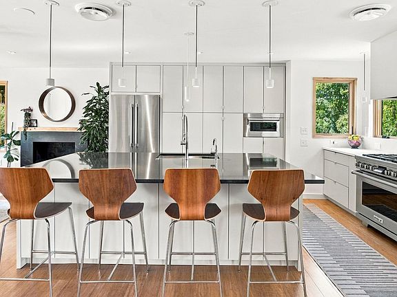 4th image of 15 E Montclair Ave