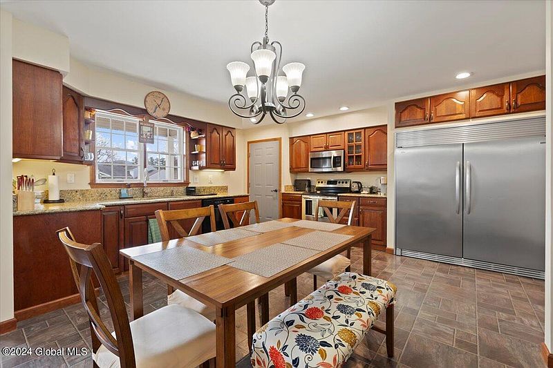 4th image of 28 Lake Avenue