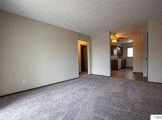 8252 S 48th St #6, Omaha, NE 68157