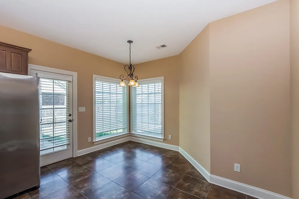 3 bed, 2.0 bath, 1989 sqft, $2,410 — Photo 3