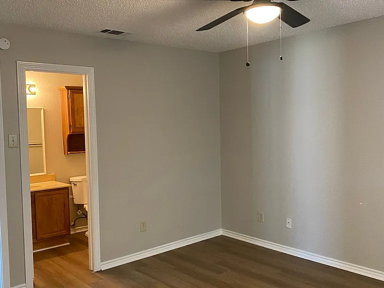 1112 Valley View St — Photo 13