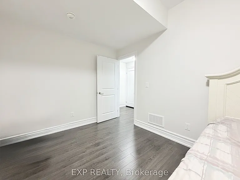 1606 Sandhurst Cres — Photo 19