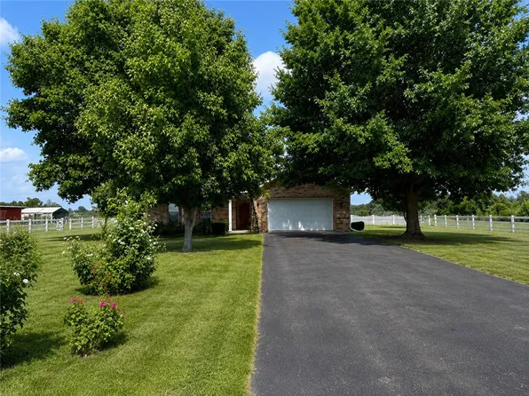 954 NW Main St, Gentry, AR 72734