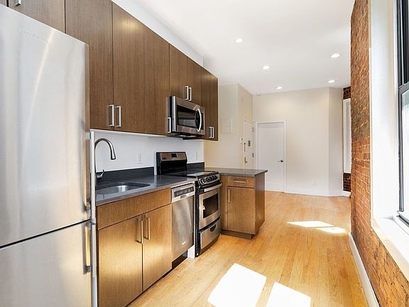 2nd image of 229 E 53rd St #55E