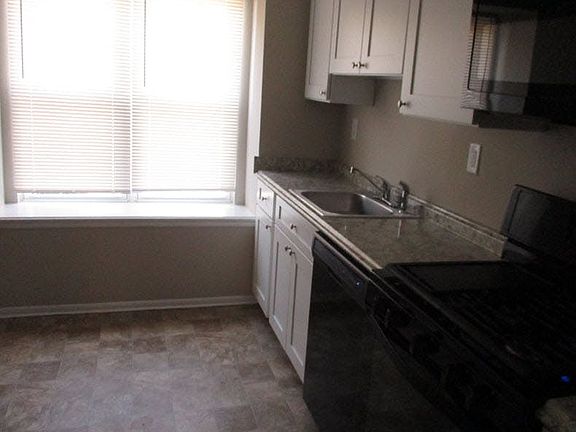 5th image of 294 Woodlake Manor Dr