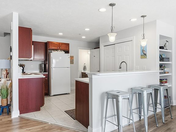 2nd image of 100 Hope St Suite 14
