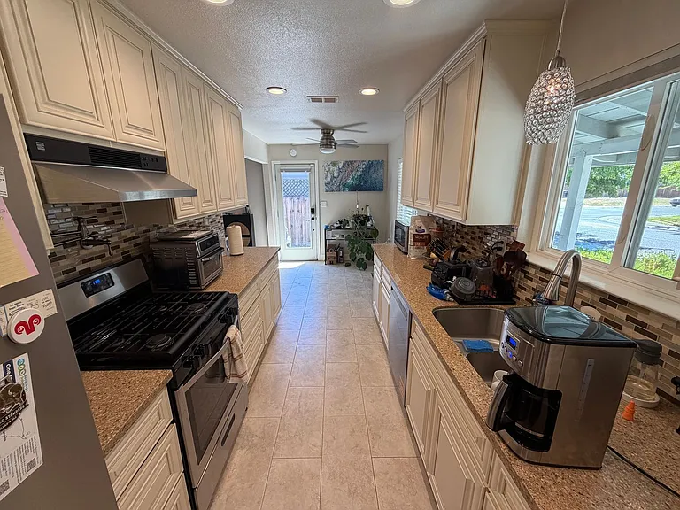 2481 Wilmington Ave — Photo 11