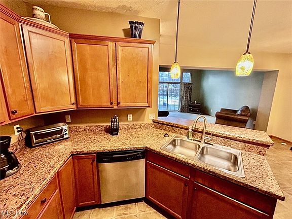 4th image of 294 Lakewick Ln