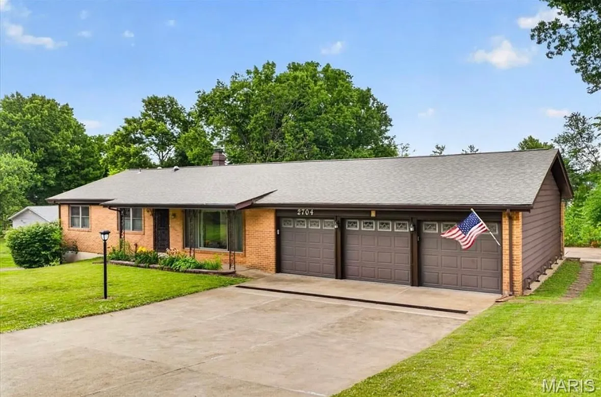 4 bed, 1888 sqft, $2,390 — Photo 3