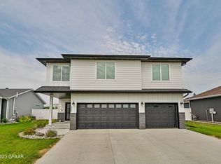 5564 Cottonwood St, Grand Forks, ND 58201