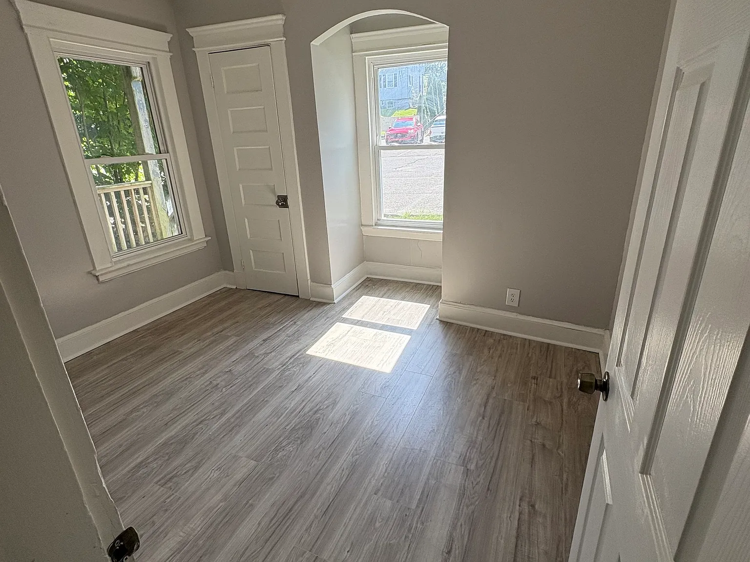 4 bed, 1.0 bath, 3733 sqft, $2,100 — Photo 4