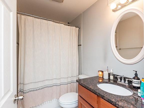 4th image of 1477 W Erie St #1