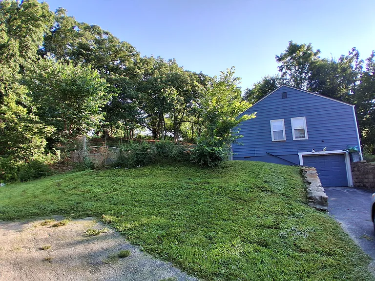 1600 Holt Ln — Photo 3