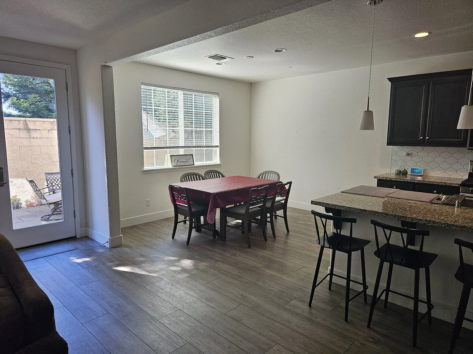 4 bed, 2342 sqft, $4,500 — Photo 3