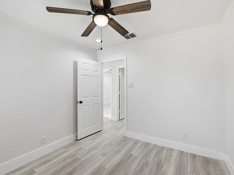 1002 Mardi Gras Ln — Photo 15