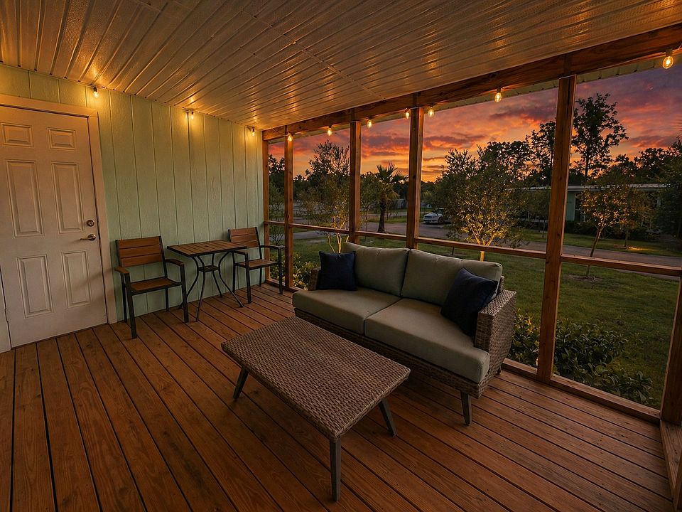Fully-Furnished Screened Porch with Extra Storage Closet + Lighting