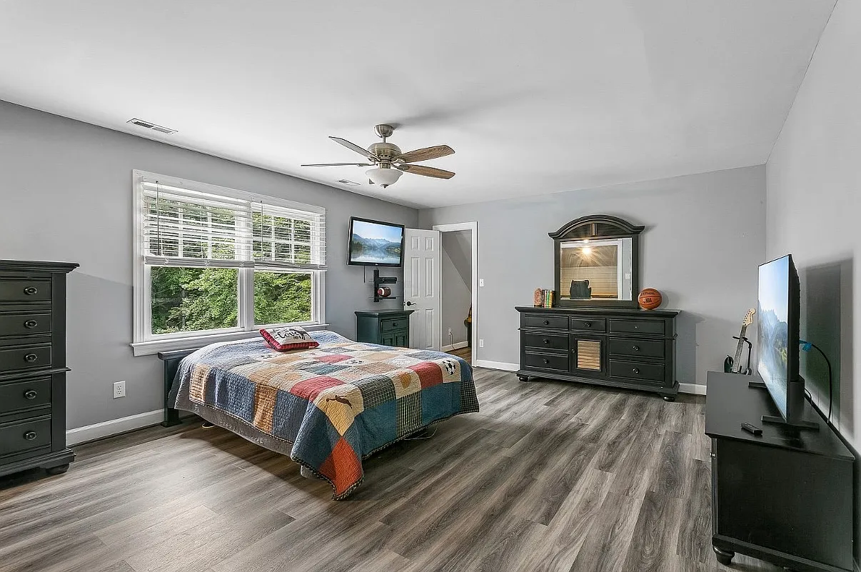144 Hearthside Ln — Photo 3