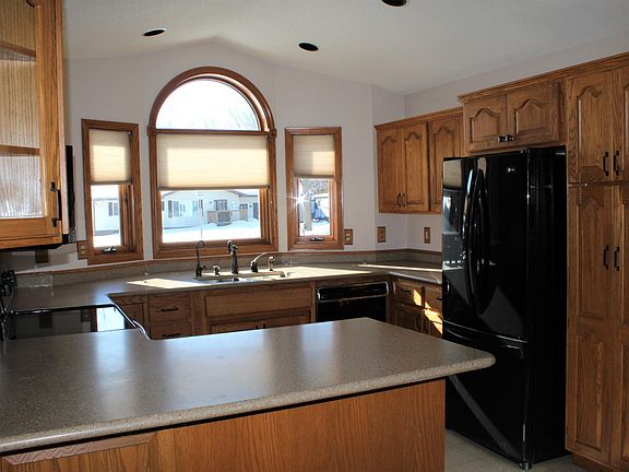 5th image of 103 Sumac Dr