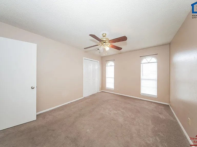 119 SE Surrey Ln — Photo 6