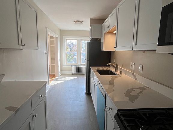 3rd image of 1501 N Farwell Ave APT 2