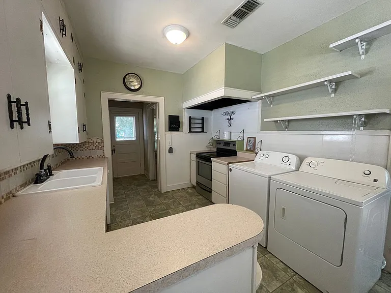 250 E Fairview St — Photo 8