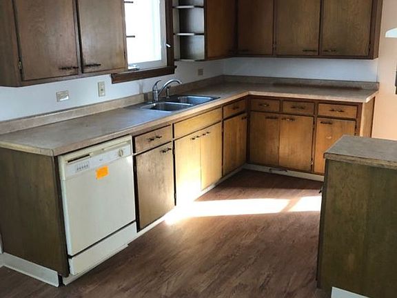 4th image of 2211 Van Wie Ave