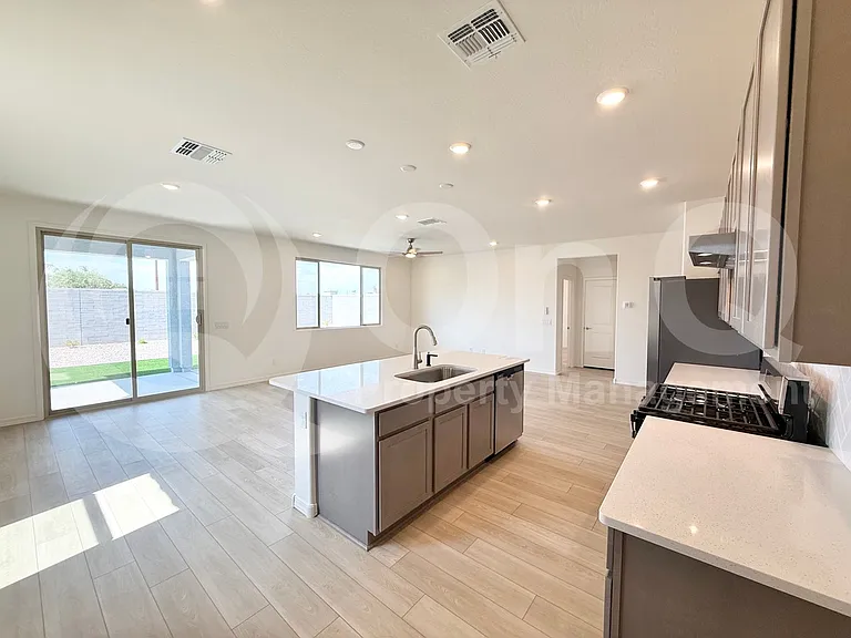 2980 E Augusta Ave — Photo 17